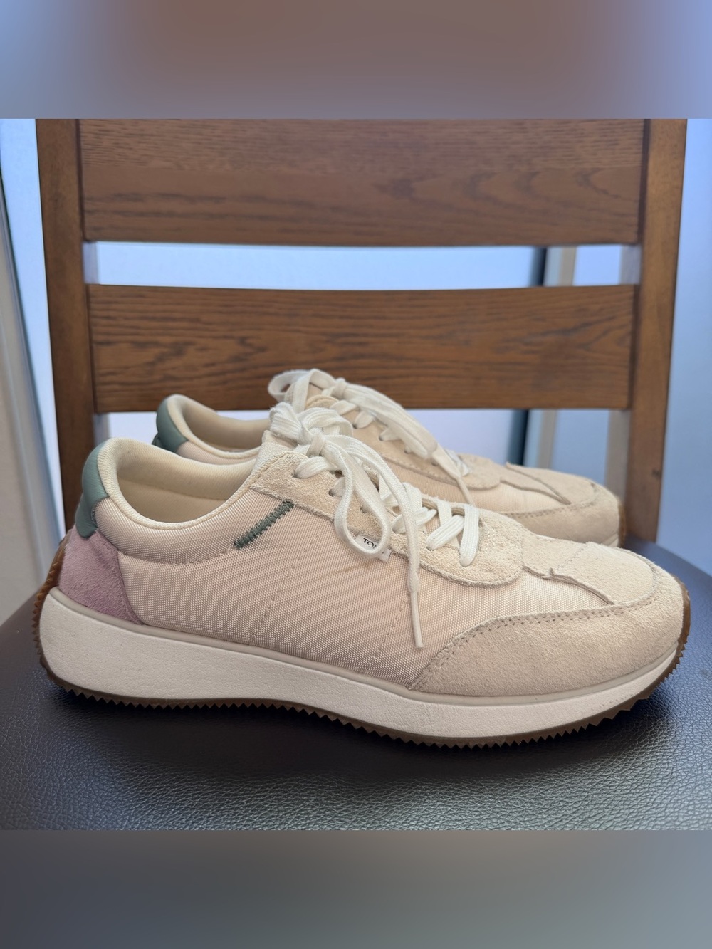 toms women wyndon trainers sz 8.5 biege